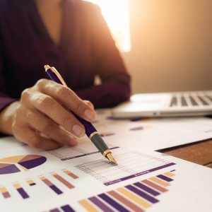 Rigueur méthodologique d'un audit de cadrage de projet en learning design par Apprenance Digital, illustrant l'analyse factuelle de données chiffrées et de graphiques pédagogiques.